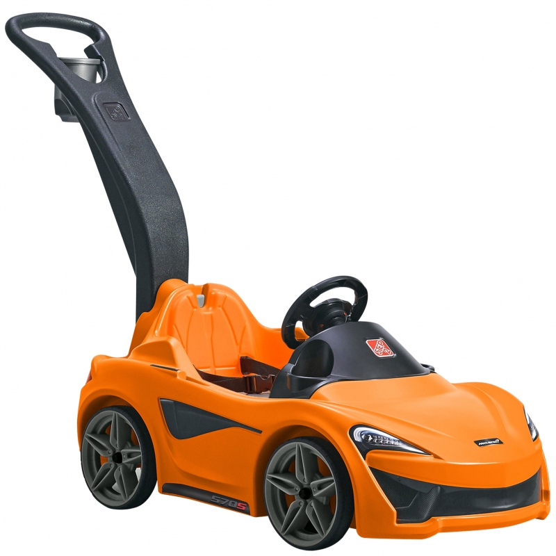 2 veiksmas „McLaren“ sportiniu automobiliu važiuojant vežimėliu vaikams